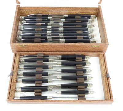 beaucoup de stylos rangés dans une boîte en bois