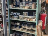 une étagère contenant de nombreux types d'outils différents