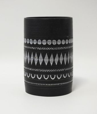 une image représentant un vase noir orné d'un motif blanc