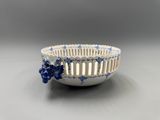 petit bol bleu et blanc orné d'un motif floral sur le côté