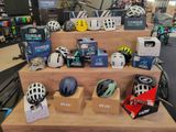 De nombreux casques sont exposés dans le magasin et proposés à la vente