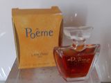 un flacon de parfum posé sur une table à côté d'une boîte de parfum