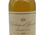 la bouteille de vin blanc est posée sur une surface blanche