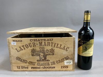 une bouteille de vin posée à côté d'une caisse en bois