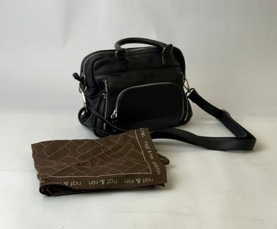 un sac à main et un portefeuille posés sur une surface blanche
