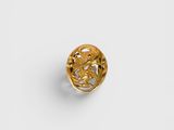 un gros plan d'une bague en or ornée d'un dragon