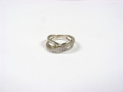 Bague or gris 750/°° deux anneaux. Sur le corps sont sertis …