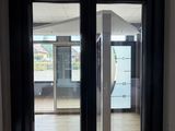 vue d'une pièce à travers une fenêtre d'un immeuble