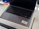 un ordinateur portable posé sur un bureau dans une pièce