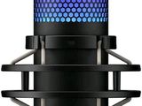 un micro noir surmonté d'une lumière colorée
