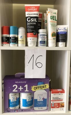 une étagère sur laquelle sont disposés de nombreux produits de soins personnels