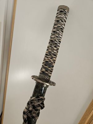 une épée posée sur une table