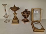 un grand nombre d'objets posés sur une table