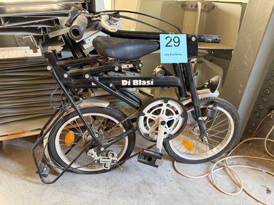 un vélo garé dans un garage
