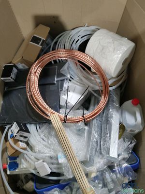 une boîte remplie d'objets divers, dont un fil de cuivre