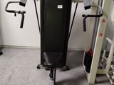 une machine qui se trouve dans une pièce, près d'un mur