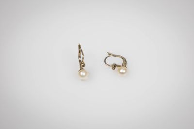 une paire de boucles d'oreilles en perles sur fond blanc