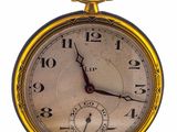 une montre de poche en or avec des chiffres romains sur le cadran