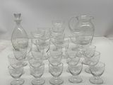 beaucoup de verres à vin et un pichet sur la table