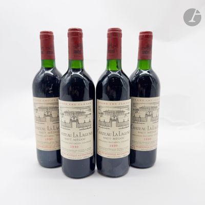 trois bouteilles de vin rouge posées l'une à côté de l'autre sur une surface blanche