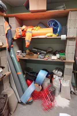 une pièce avec une étagère remplie d'outils et d'autres objets