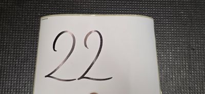 un panneau portant le chiffre 22 posé par terre