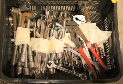 un panier rempli de clés et d'autres outils