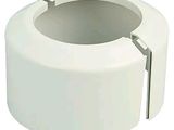 un gros plan d'une cuvette de WC blanche équipée d'une poignée