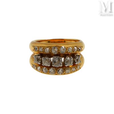 gros plan d'une bague en or avec des diamants sur fond blanc