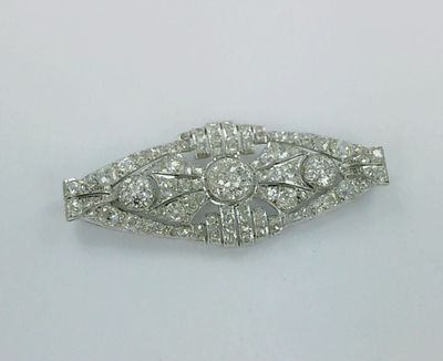 une photo d'une broche en forme de diamant