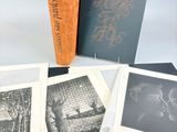 quatre livres sont empilés sur une table
