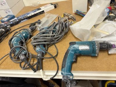 de nombreux outils posés ensemble sur une table