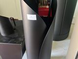 un vase noir contenant un stylo, posé sur une table