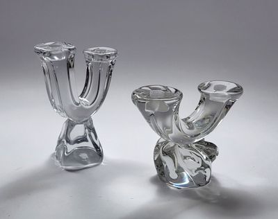 deux vases en verre posés l'un à côté de l'autre sur une table
