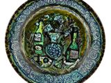 une assiette bleue et verte sur laquelle figure l'image d'un homme à cheval