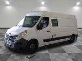 la photo d'une camionnette blanche garée dans une pièce
