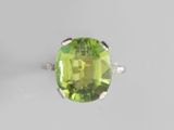 Gros plan sur une bague contenant une pierre verte