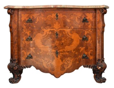 une petite commode ornée de motifs décoratifs