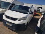 de nombreuses voitures garées ensemble sur un parking