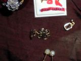 beaucoup de bijoux éparpillés sur une table