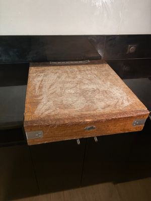 un morceau de bois posé sur une table