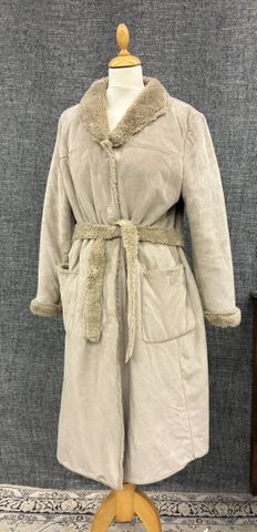 ARMANI JEANS   Manteau imitation daim et fausse fourrure. Avec ce...