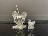 deux souris en cristal posées sur une table