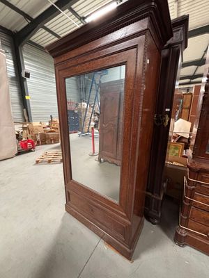 un grand miroir au milieu d'une pièce