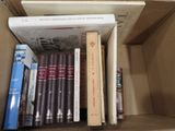 de nombreux livres rangés dans une boîte sur l'étagère