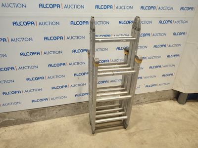 un gros plan d'une échelle appuyée contre un mur dans une pièce