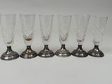 quatre verres à vin sont alignés sur une table