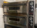un four qui se trouve dans un coin de la cuisine