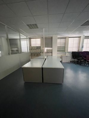 une pièce équipée d'un bureau et de chaises
