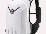un sac à dos blanc muni d'une poignée bleue